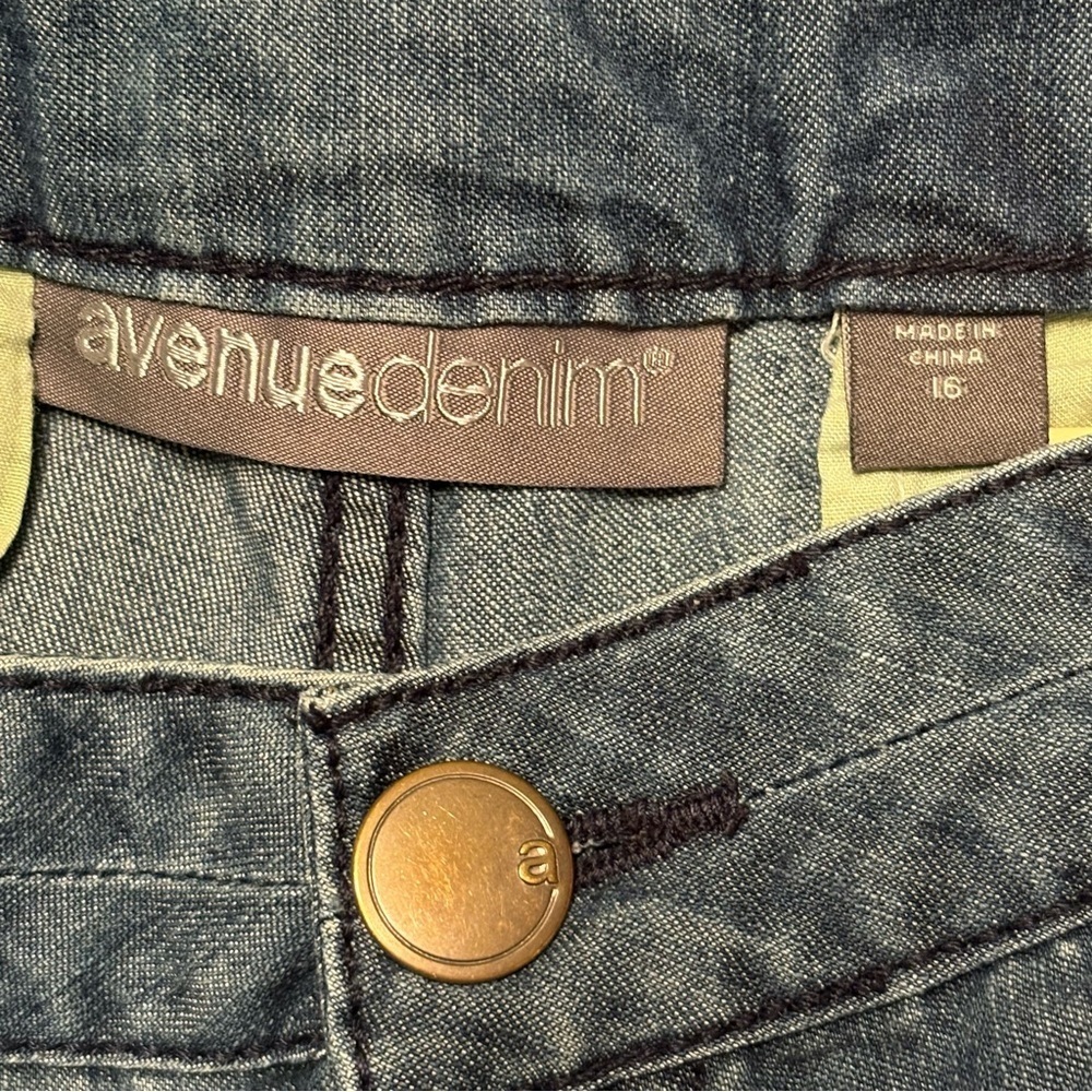 Avenue Relaxed Fit Straight Leg Jeans Size 16 Soft Denim - Picture 10 of 10